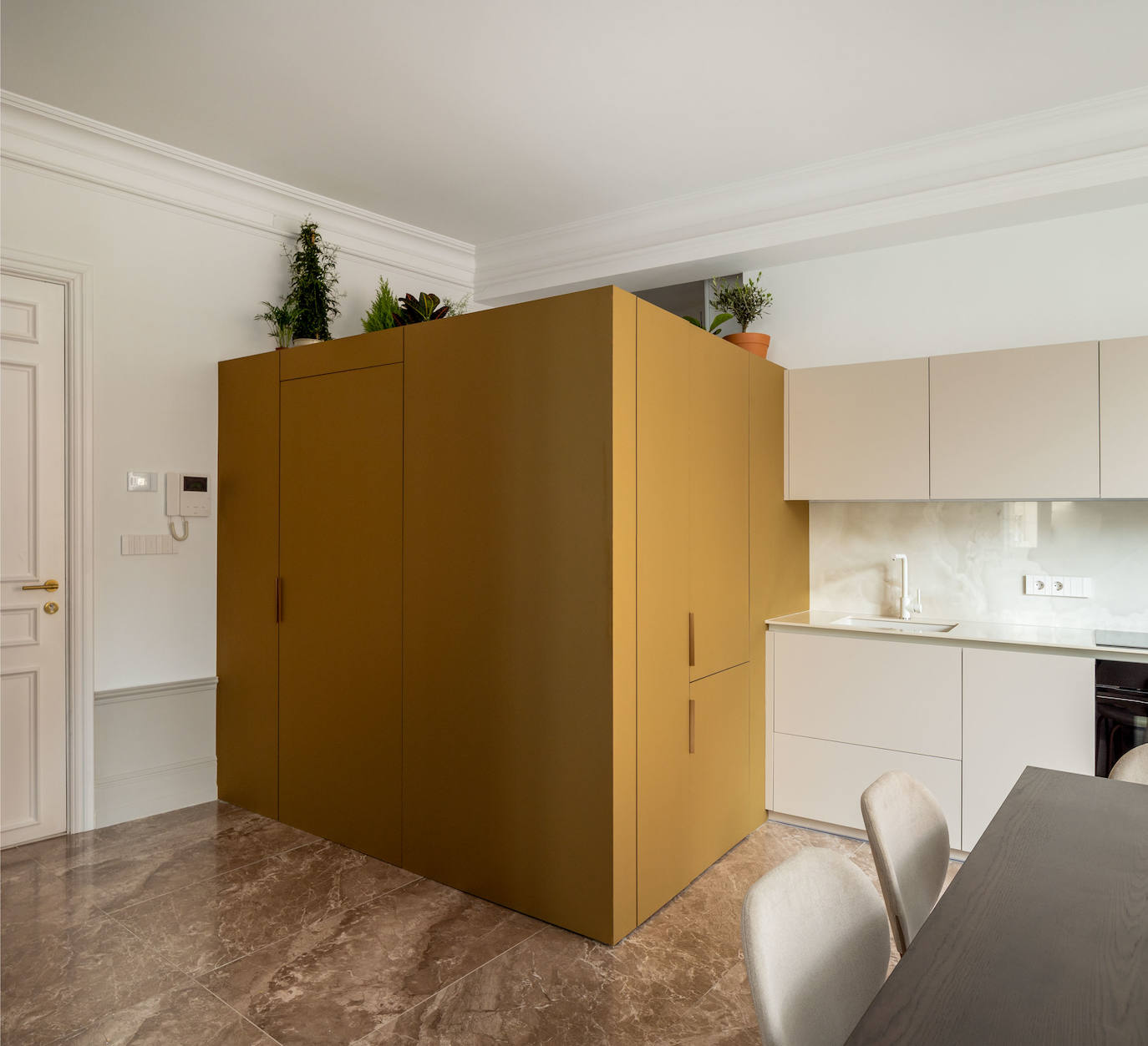 De despacho a piso de lujo: el hogar clásico (pero moderno) de un interiorista en Bilbao