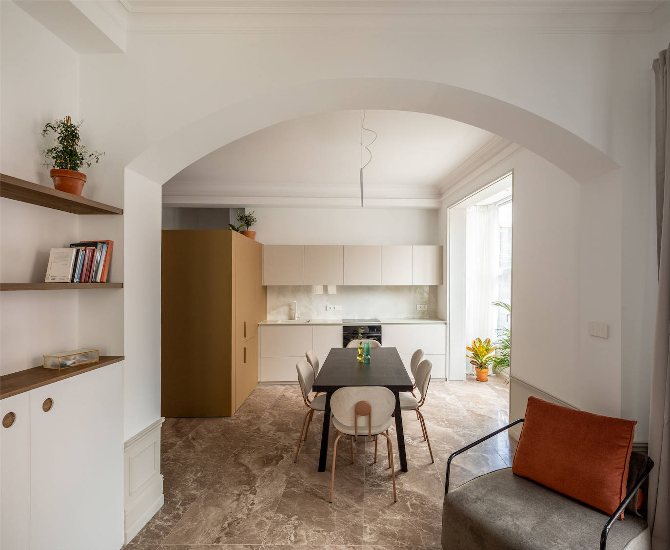 De despacho a piso de lujo: el hogar clásico (pero moderno) de un interiorista en Bilbao