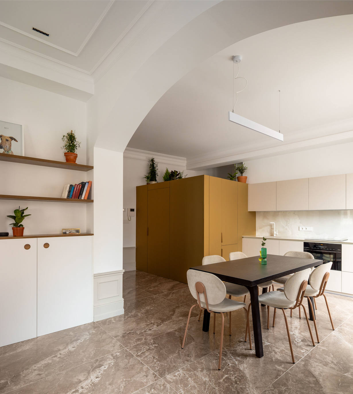 De despacho a piso de lujo: el hogar clásico (pero moderno) de un interiorista en Bilbao