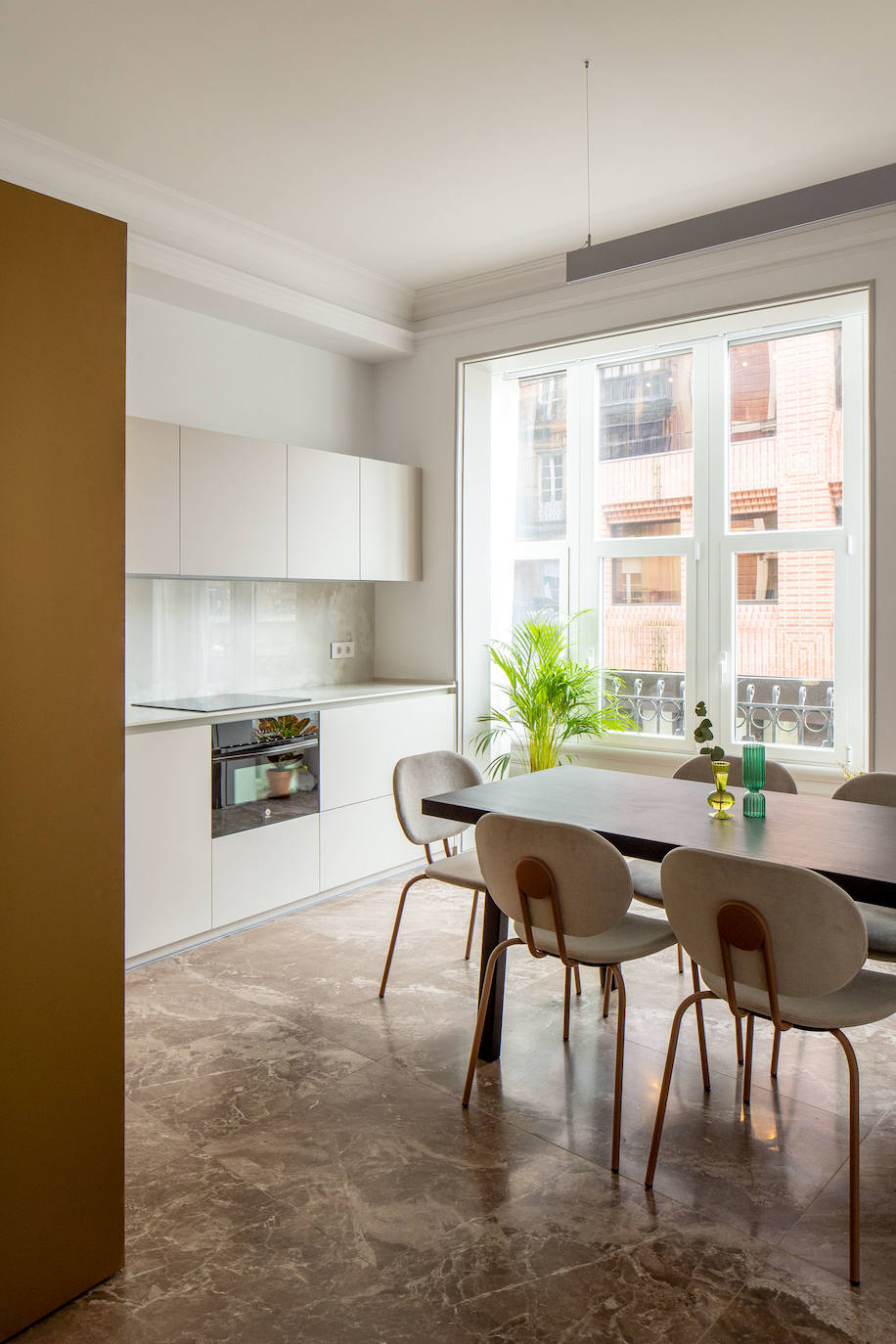 De despacho a piso de lujo: el hogar clásico (pero moderno) de un interiorista en Bilbao