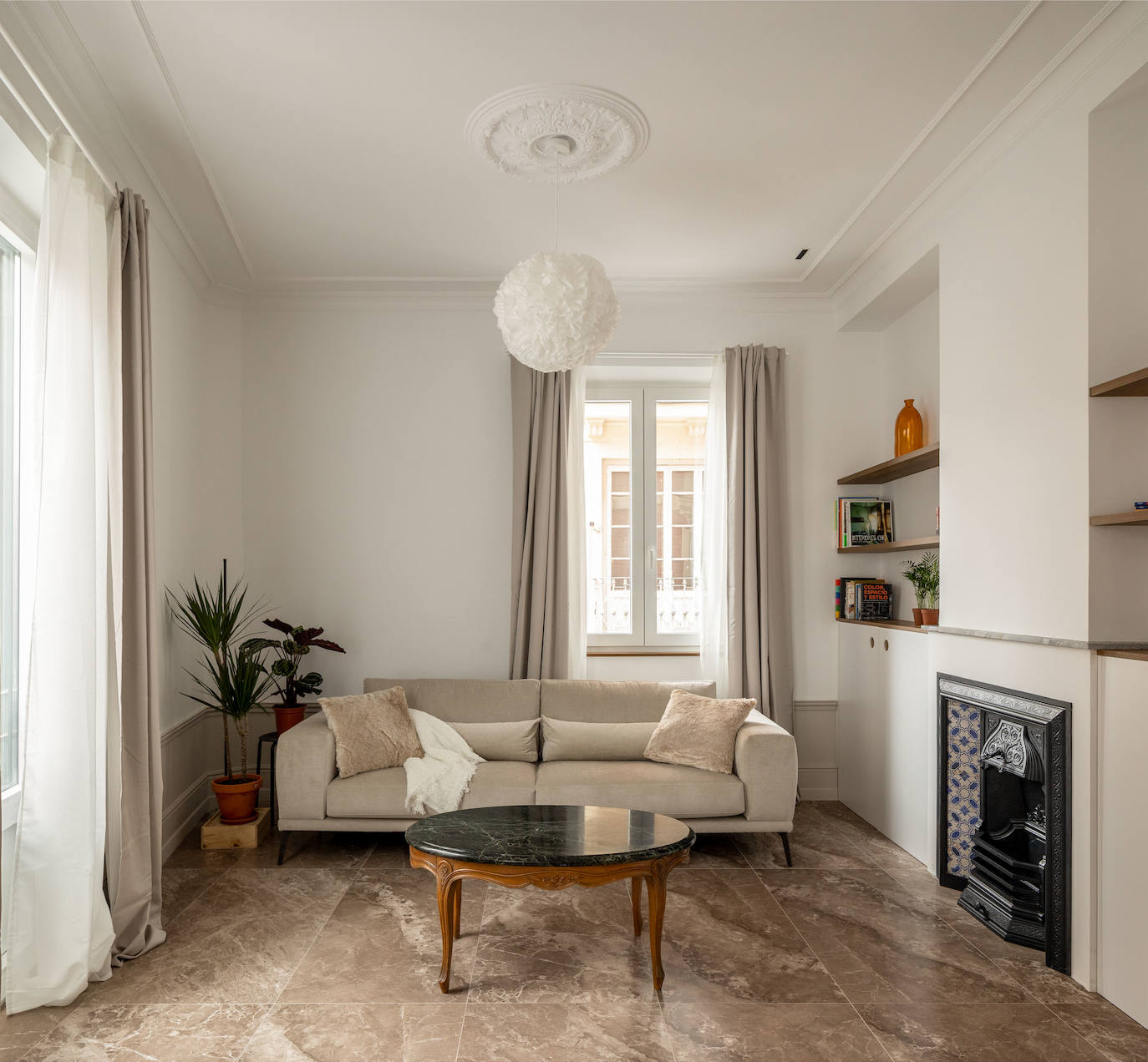 De despacho a piso de lujo: el hogar clásico (pero moderno) de un interiorista en Bilbao