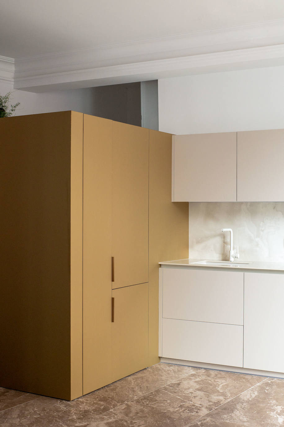 De despacho a piso de lujo: el hogar clásico (pero moderno) de un interiorista en Bilbao