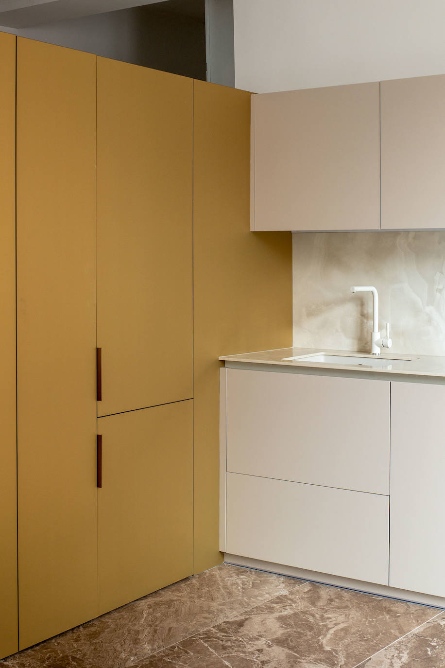 De despacho a piso de lujo: el hogar clásico (pero moderno) de un interiorista en Bilbao