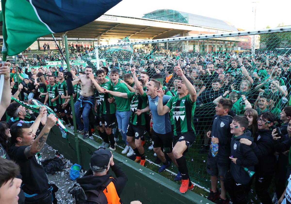 Los jugadores se mezclaron con la afición al final del partido para celebrar la gesta