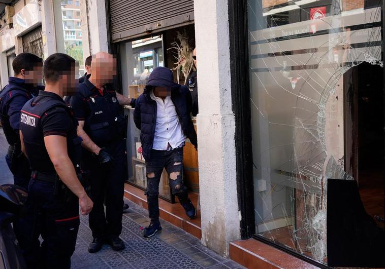 Ertzainas sacan esposado al detenido de la barbería para acompañarle a la ambulancia