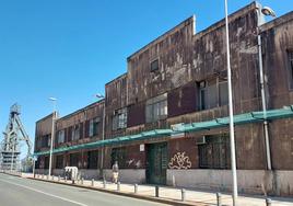 Estado actual de la fachada de este emblemático edificio de Sestao, la que da a la calle Txabarri.