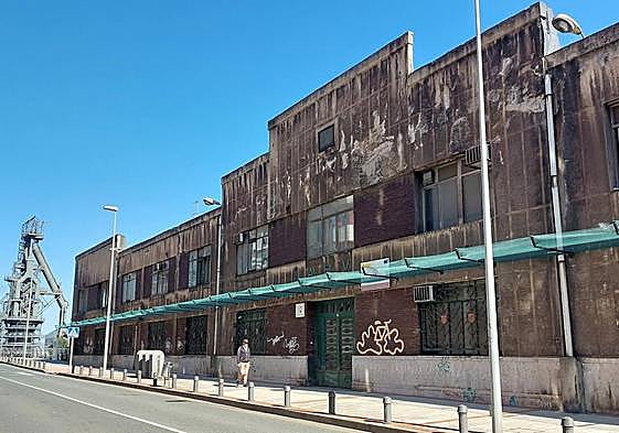 Estado actual de la fachada de este emblemático edificio de Sestao, la que da a la calle Txabarri.