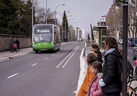 El BEI cruza por la calle Pedro Asúa, frente a la ikastola Abendaño.
