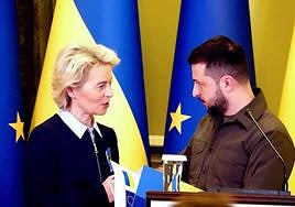 La presidenta de la Comisión Europea, Ursula Von der Leyen, junto al presidente de Ucrania, Volodimir Zelenski.