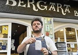 El propietario del bar Bergara muestra la factura sin pagar.