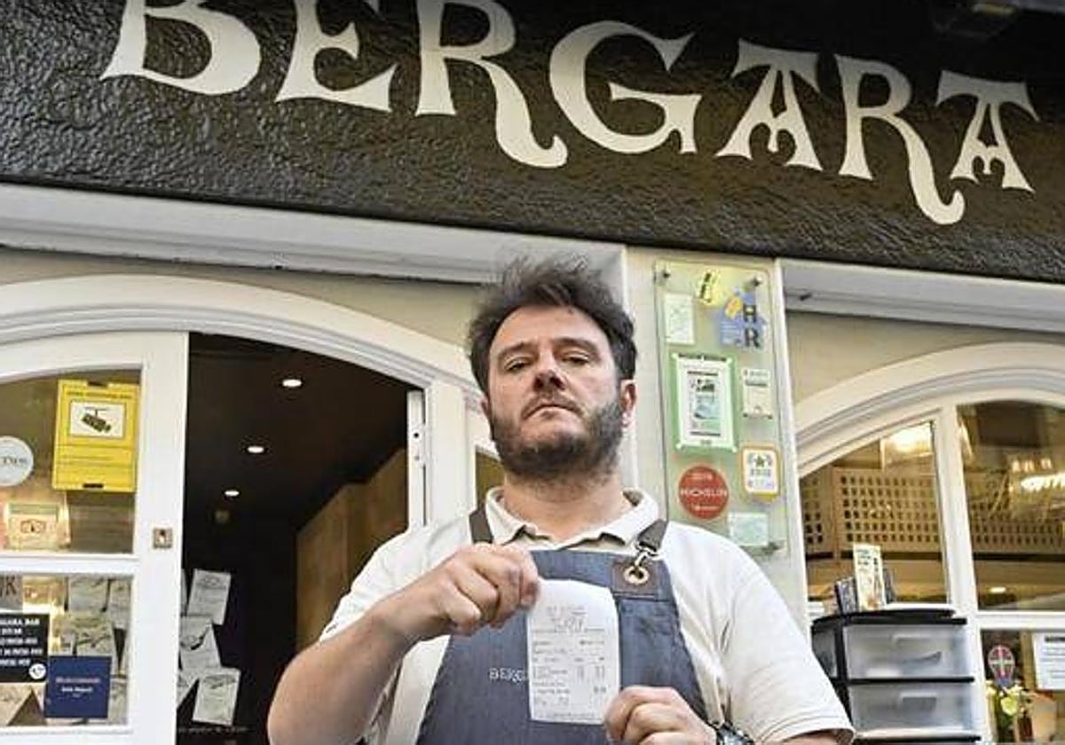 El propietario del bar Bergara muestra la factura sin pagar.