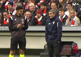 Valverde y el cuarto árbitro, en la banda de San Mamés.