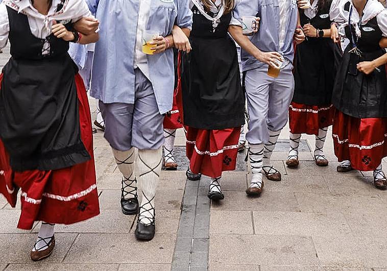 El zapatero de Vitoria que calza a Blusas y Neskas