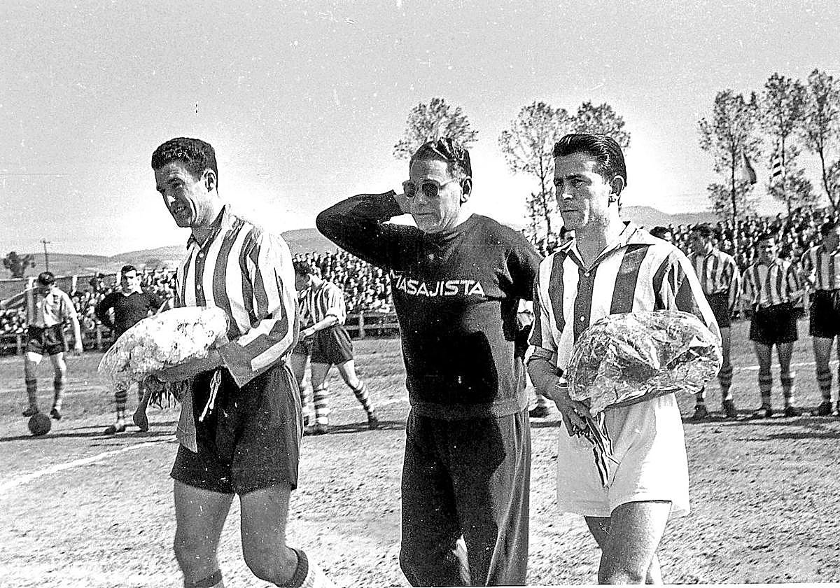 Fernando Muñoz, en el centro de la imagen durante el partido amistoso en el que fue homenajeado el 10 de mayo de 1953.