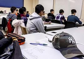 Un grupo de alumnos de Egibide atiende en clase.