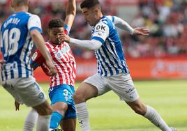 Moya conduce el balón en el duelo ante el Sporting, donde volvió a salir desde el banquillo en la segunda parte.