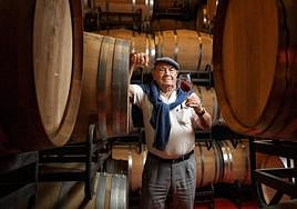 Vitorino, entre las barricas de su bodega.