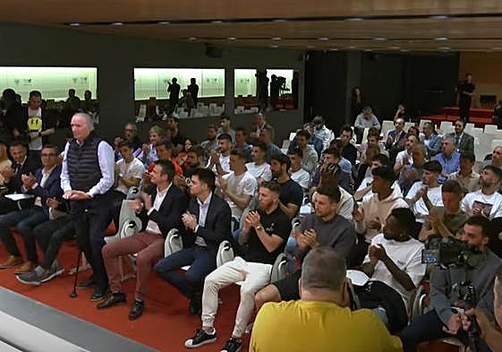 La emotiva ovación a Balenziaga encabezada por Iribar