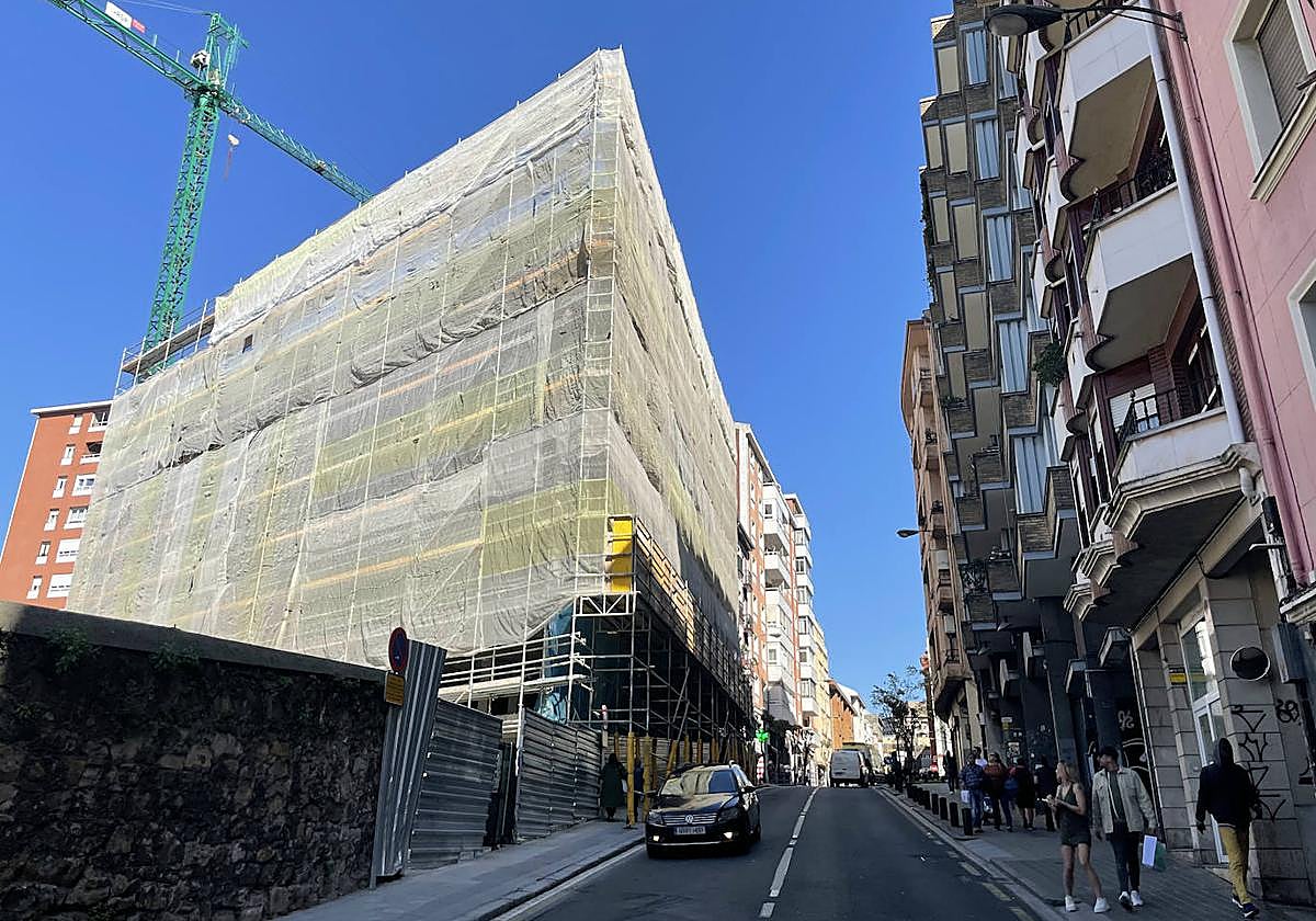 Las obras de los pisos de Santutxu llevan semanas paralizadas.