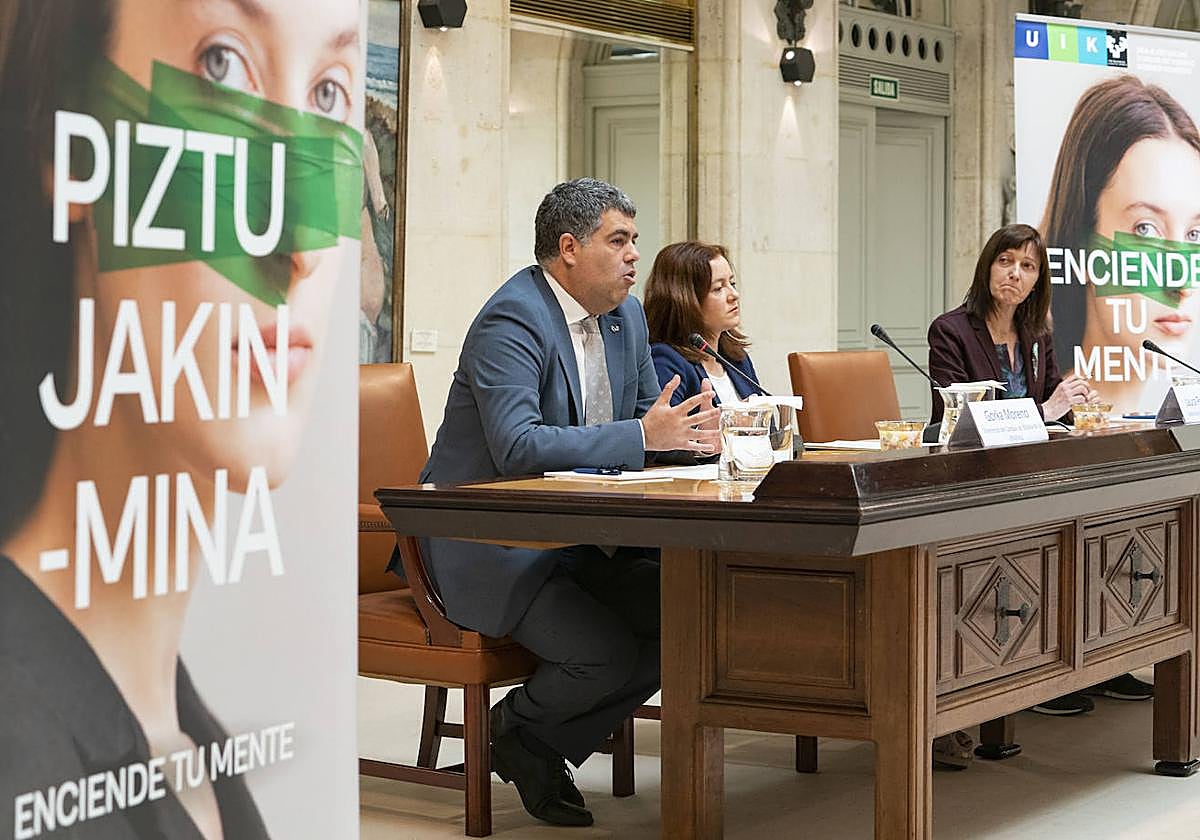 Gorka Moreno, vicerrector del Campus de Bizkaia de la UPV; Laura Poderoso, subdirectora de la Fundación BBVA; e Itziar Alkorta, directora académica de los cursos de verano.