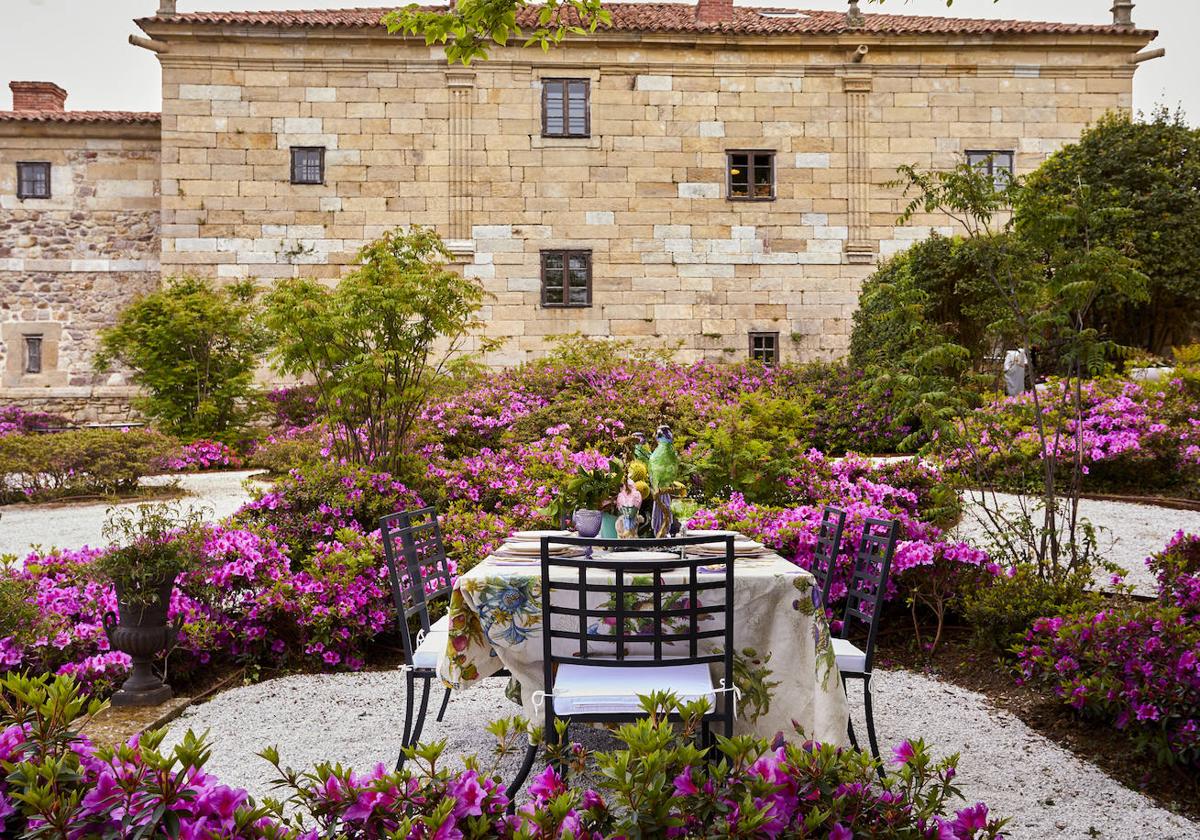 El sorprendente palacio-hotel de Cantabria en el que puedes comer y comprar los muebles