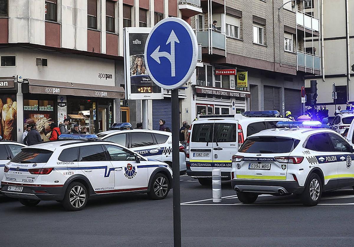 Decenas de coches policiales blindaron el martes el Portal de Arriaga, junto al centro cívico Aldabe, tras una pelea multitudinaria.