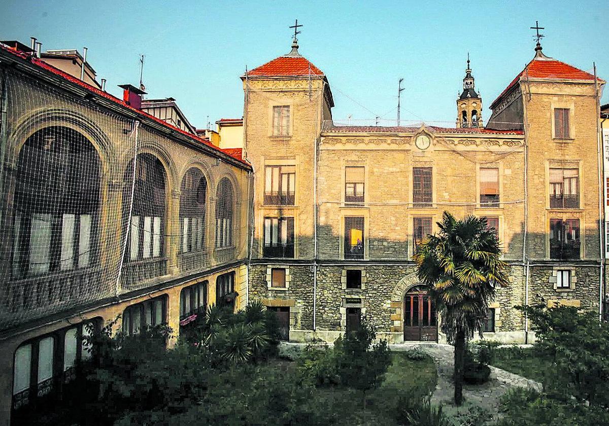 Patio de palacio desde la calle Herrería.