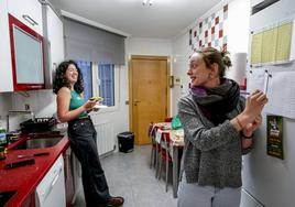 Sara Moro bromea con Isabel, su compañera de piso en el barrio de San Martín.