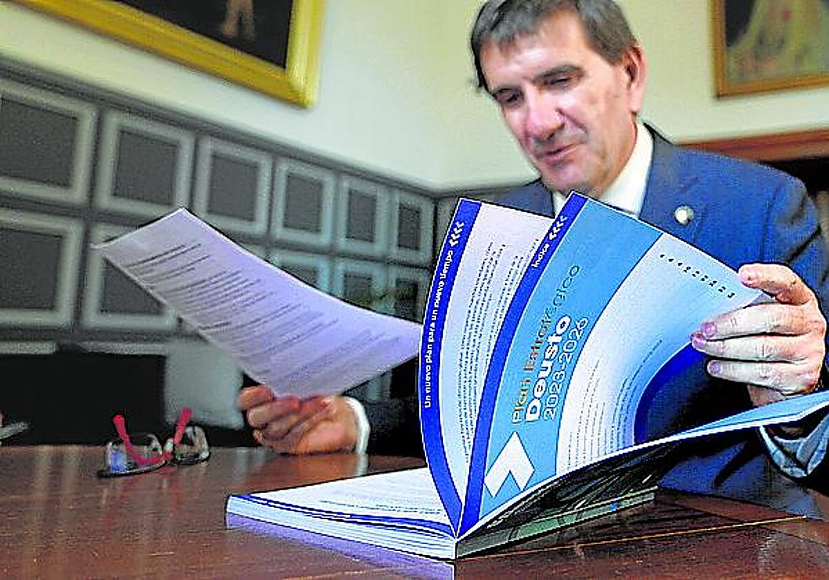 Etxeberria hojea el 'Plan Estratégico 2023-2026'.