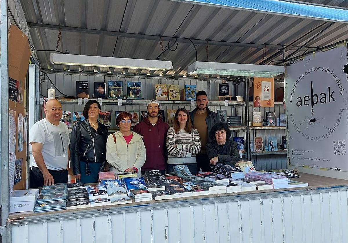 'Emilbdmil', Xandra Bilbao, Mari Carmen Turrado, Jon Gisasola, Mónica García, Joseba Bilbao y Yolanda Martín, en su caseta en la feria de Barakaldo.