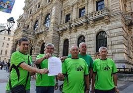 Miembros de Usansolo Herria frente a la Diputación en 2014