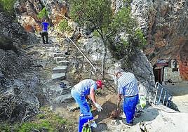 La barandilla de metal dará mayor seguridad en la subida.
