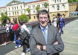 El nuevo rector de la Universidad de Deusto, Juan José Etxeberria, posa ayer en la Pasarela Arrupe.