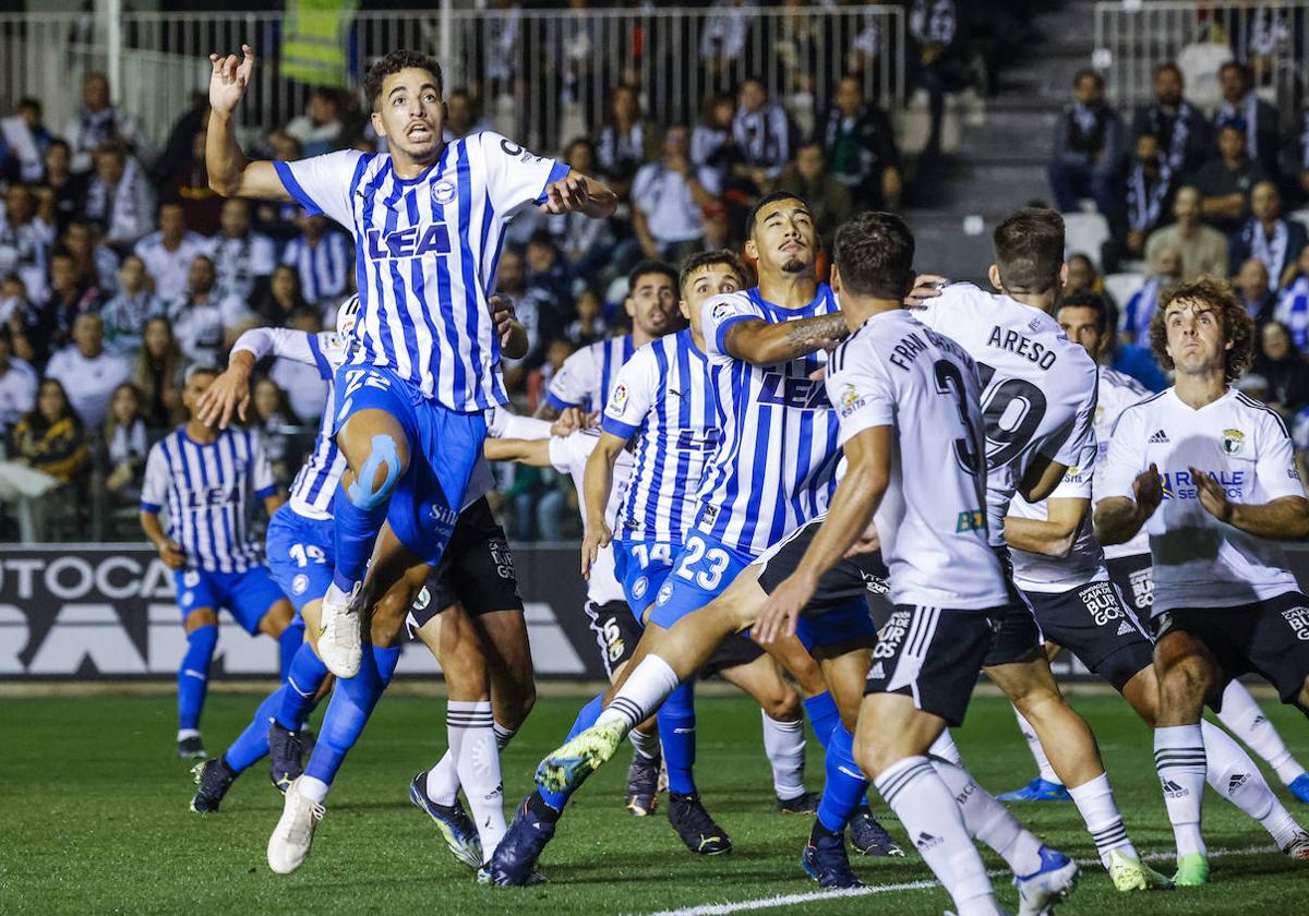 Abqar se eleva en busca del remate en el partido anet el Burgos.