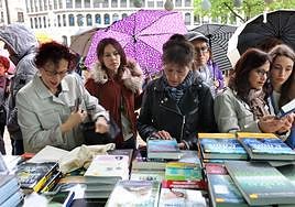 Los chubascos no impidieron que el público cumpliera con el rito del 23 de abril.