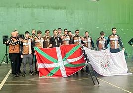 Integrantes de los bateles senior y juvenil de Zierbena que conquistaron el Autonómico.