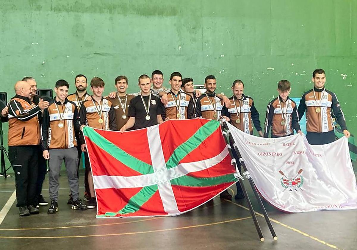 Integrantes de los bateles senior y juvenil de Zierbena que conquistaron el Autonómico.