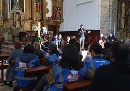 Un momento de los debates que se han celebrado durante la tarde del domingo en el interior de la iglesia de Llodio.