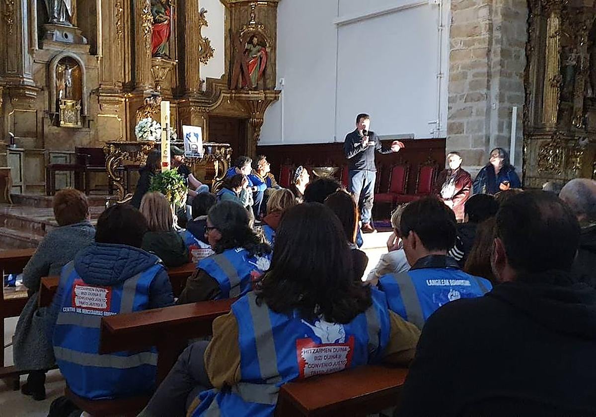 Un momento de los debates que se han celebrado durante la tarde del domingo en el interior de la iglesia de Llodio.