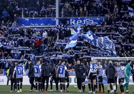 Mendizorroza celebra con sus jugadores la victoria ante el Eibar.