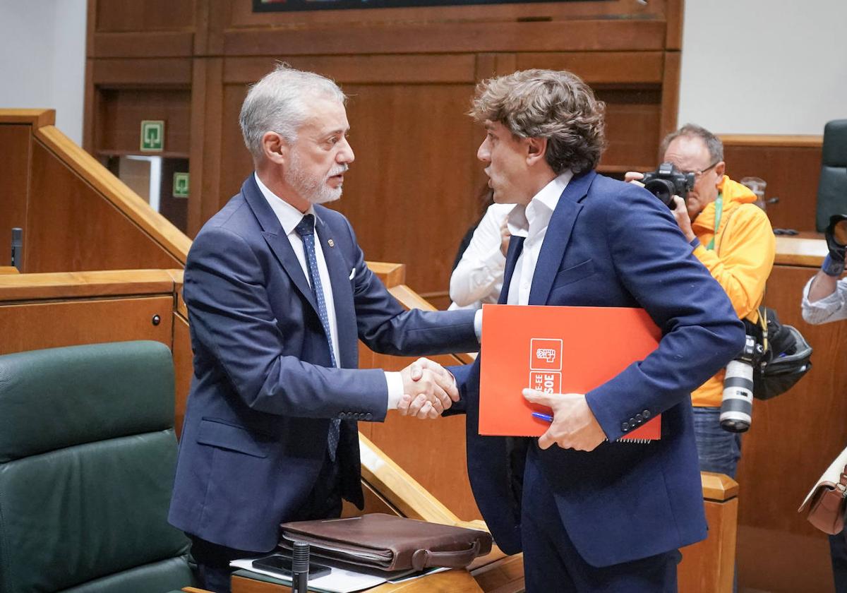 Iñigo Urkullu y Eneko Andueza, en el Parlamento vasco.