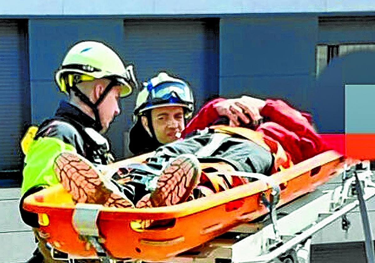 Los bomberos intervinieron en el rescate de los tres operarios heridos.