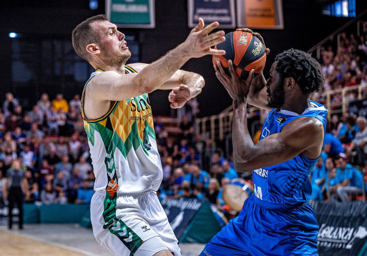 Prince Ali, hostigado por Radicevic, busca un pase en la reciente victoria del Fuenlabrada ante el BilbaoBasket