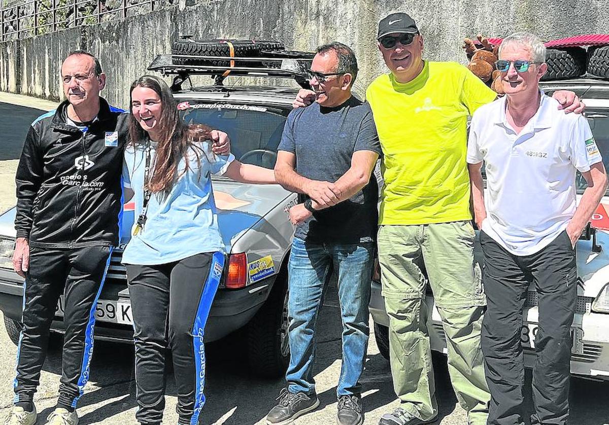 Participantes. Fernando García, Josune Saban, Celso Domínguez, Ernesto Oyarzabal y Joseba Unamuno son la representación eibarresa en el Pandemonium Raid, que lleva abrigos y juguetes para la población del Atlas marroquí.