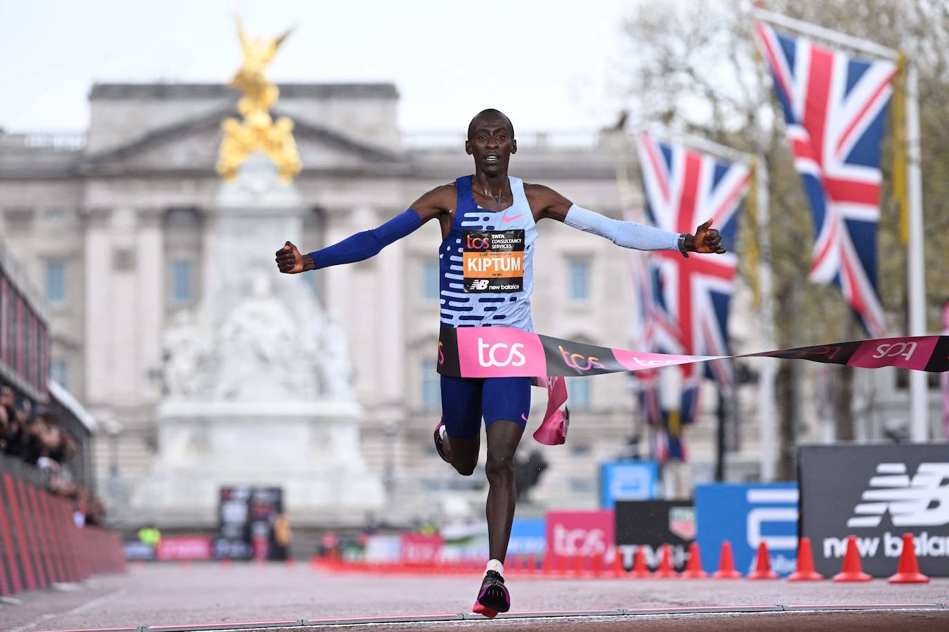 Kelvin Kiptum celebra su victoria en Londres.