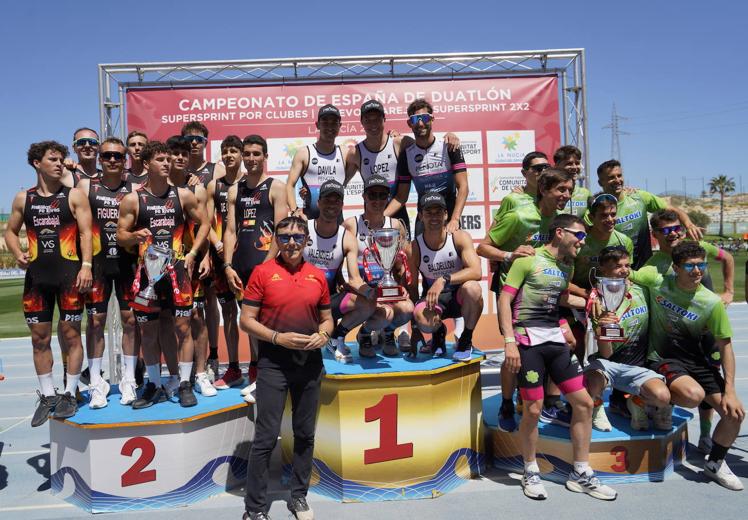 Imagen principal - El Peñota Dental Alusigma, primer club vizcaíno que gana la Liga de Duatlón