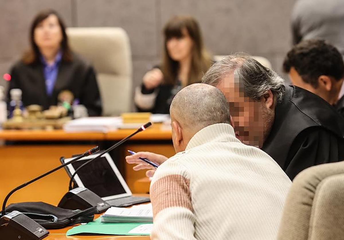 El acusado, con su abogado, en un momento del juicio.