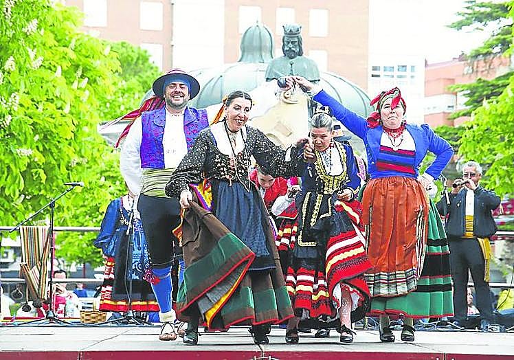 Con folklore se celebró también el Día de Castilla y León.