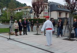 Momento en del homenaje al alcalde José de Labauria esta mañana en Gernika.