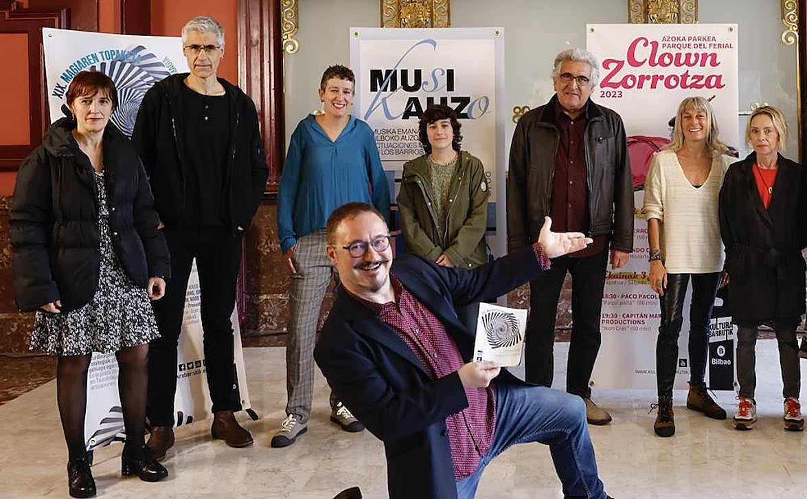 El ilusionista David Blanco y los programadores, durante la presentación de las jornadas.